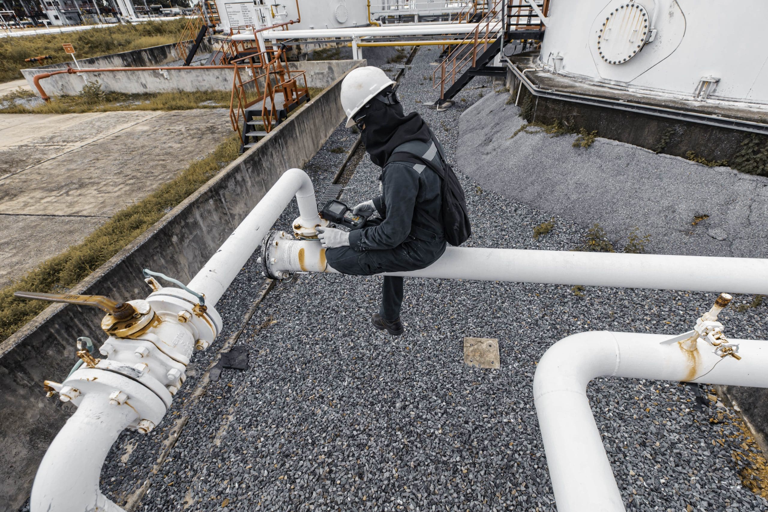 plumber-fixing-the-pipe
